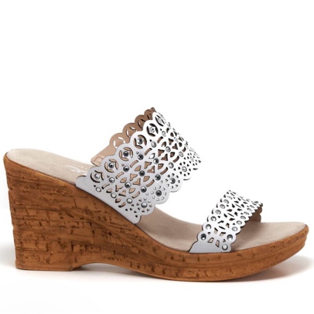 Onex Women's White Laser-Cut Wedge Sandals Style Monette size 6 NEW